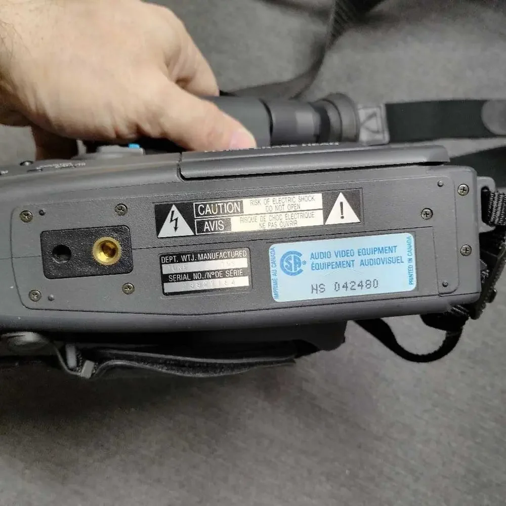 Magnavox EasyCam CVR610A01 VHS Camcorder 10:1 Zoom Retro Analog Camera Bag EUC